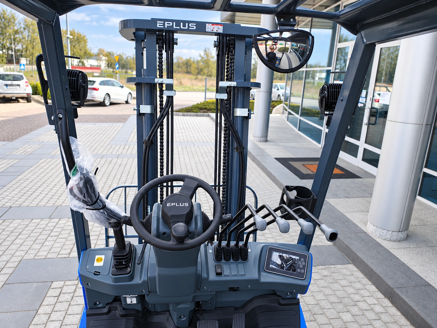 Электрический погрузчик EPLUS CPD10 в работе